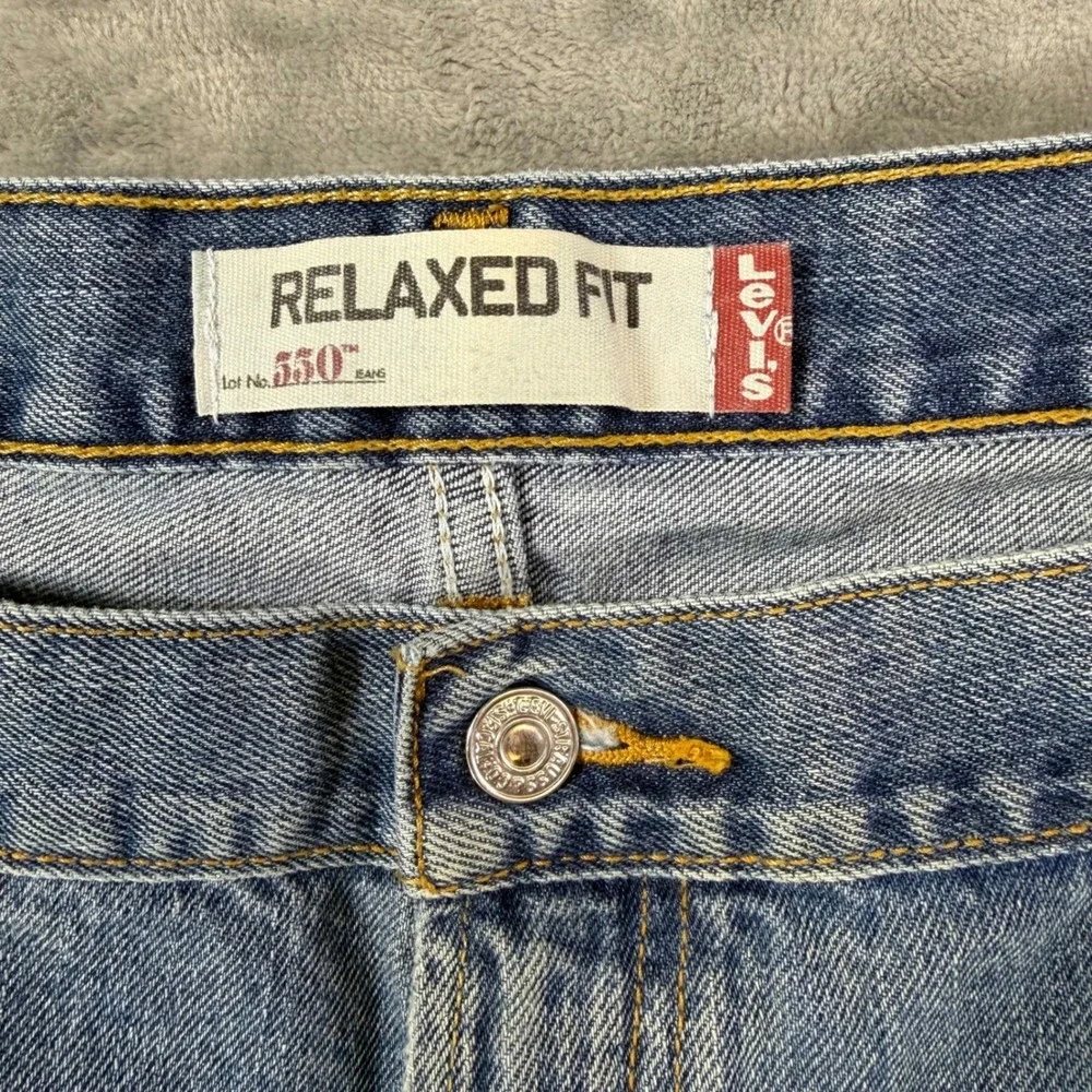 Vintage Levi's 550 Mens Relaxed Fit Jeans Men's Size 44x30 Blue Light Wash Denim